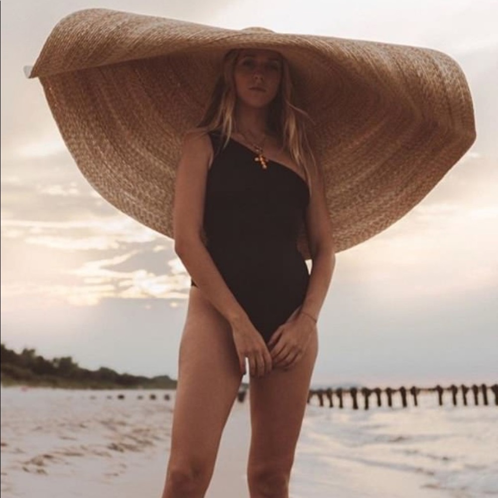 acquemus Maxi Straw Hat has a small tear